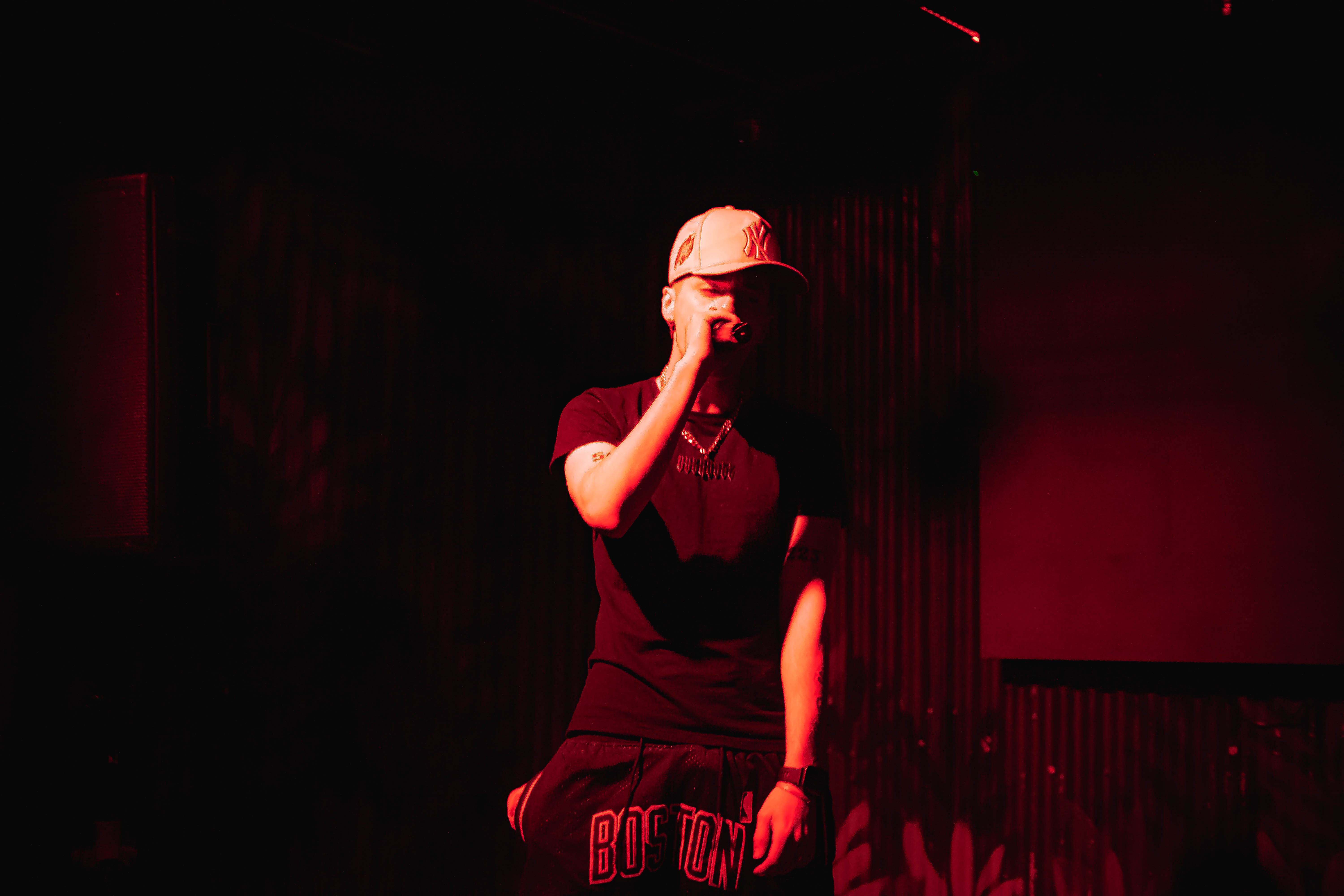 Leito cantando en vivo durante un show